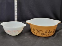 2 Pyrex bowls look at pictures
