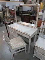 FRENCH PROVINCIAL STYLE 4 DR KNEE HOLE VANITY