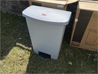Rubbermaid 90 Liter Plastic Step-On Trash Can