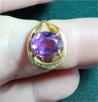 14k kt gold ring with amethyst. 2.9 grams