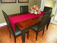 Wonderful table with 4 leather chairs