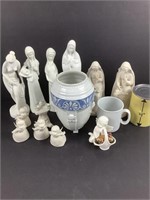 Petites statuettes, vase et tasse dont porcelaine