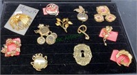 Tray of costume brooches - also includes a