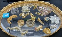 Tray of costume brooches include insects,