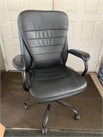 BLACK ROLLING OFFICE CHAIR