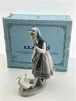 Lladro 5202 Porcelain Figurine in Original Box.