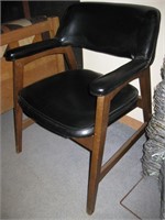 Mid Century Modern Blk Vinyl Cushioned Chair