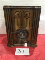 Zenith tabletop radio 16 inches tall 10 inches