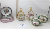 Miscellaneous porcelain and glass baskets