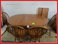 Very nice oak table with 4 leaves and 4 chairs