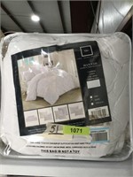 Queen size comforter set