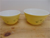 2 Pyrex bowls in nice shape
