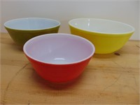 3 Pyrex bowls, show some signs of use