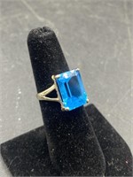 14KP Ring With Blue Stone