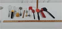 Collection of 14 kitchen items.
