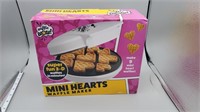 (B7) New mini heart waffle maker - damaged box