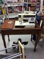 Singer 6233 sewing machine In table