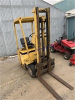 CLARKLIFT ELECTRIC FORKLIFT, WITH CHARGER,
