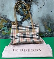 177 - BURBERRY PURSE (UNAUTHENTICATED) (G16)