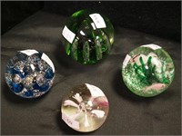 Four crystal paperweights decorated with flowers