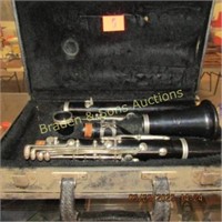 VINTAGE CLARINET IN CARRYING CASE