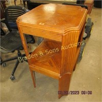 GROUP OF 2 CONTEMPORARY END TABLES