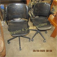 GROUP OF 2 OFFICE CHAIRS