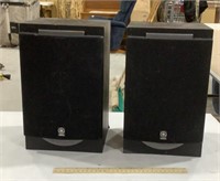 2 Yamaha speakers