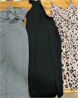 221 - LOT OF LADIES' CLOTHING SIZE S (Q70)