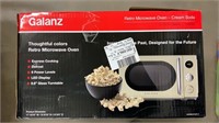 Galanz 0.7 cu.ft retro microwave oven -cream soda