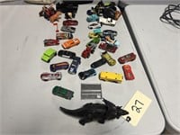 LOT OF VINTAGE HOT WHEEL STYLE CARS AND TOYS