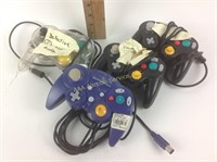 4- Nintendo GameCube controllers (untested,