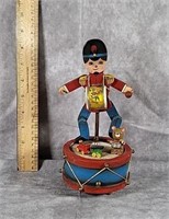 1980 WOODEN MARCHING DRUMMER MUSIC BOX