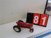 FARMALL 560 1/16 SCALE ANTIQUE DIE CAST TRACTOR