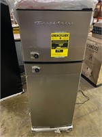Frigidaire, 2 Door Refrigerator with Freezer
