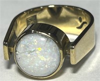 A HEAVY 18KT YELLOW GOLD OPAL RING 7.50 GRS