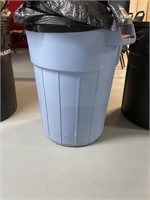 Blue garbage can w/lid