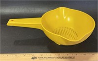 TUPPERWARE-STRAINER/COLANDER