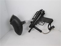 Piranha Paintball Gun with Loader