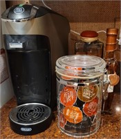 V - DeLONGHI COFFEE MAKER & K-CUPS (K13)