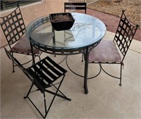 V - ROUND PATIO TABLE W/ 4 CHAIRS (Y1)