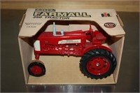 1/16 scale  Farmall 350 (in box)