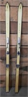 Vintage Davos Snow Skis