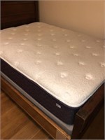 Pillow Top Full Bedding Set (Near New)