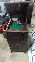 VICTROLA PHONOGRAPH (FULLY FUNCTIONAL)
