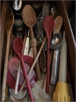 5qty Wood Spoons, 2qty Plastic Spoons