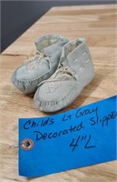 CHILD'S LIGHT GRAY DECORATED SLIPPERS - 4"