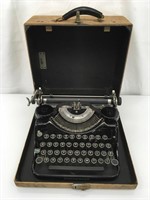 Antique Underwood typewriter in case excellent