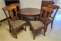 Kitchen Table with 4 Padded Chairs and Leaf