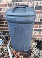 Wheeled Trashcan with Lid